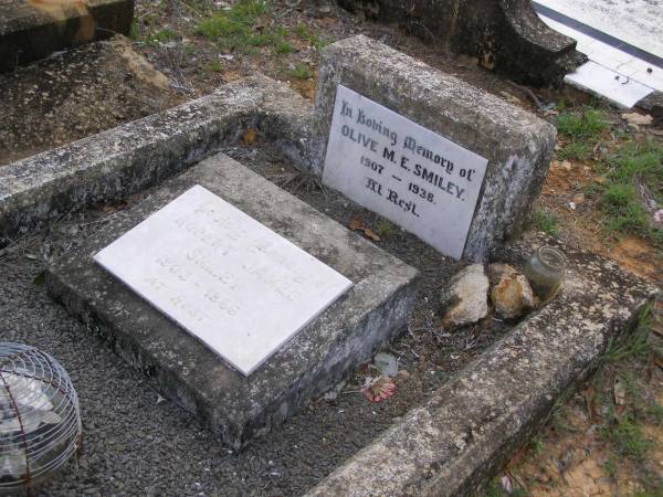 Olive M.E. SMILEY,  | 1907 - 1938;  | Robert James SMILEY,  | 1903 - 1966;  | Helidon General cemetery, Gatton Shire  | 