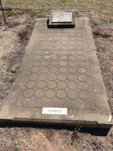 George James EVERETT  | d: 15-May-1978, aged 72  | Beryl, Linda, Jim, Ted, Chris  |   | Meandarra cemetery  | Copyright Dr Matt Barton  | 