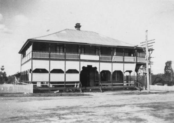 <a href=http://enc.slq.qld.gov.au/slq/neg/research/038000/38187r.jpg>Yatesville Hotel</a>. Copyright: <a href=http://www.pictureaustralia.org/apps/pictureaustralia>Picture Australia</a>.  | 